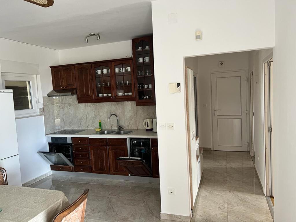 Apartment With 2 Balconies And Sea View Omiš Екстериор снимка