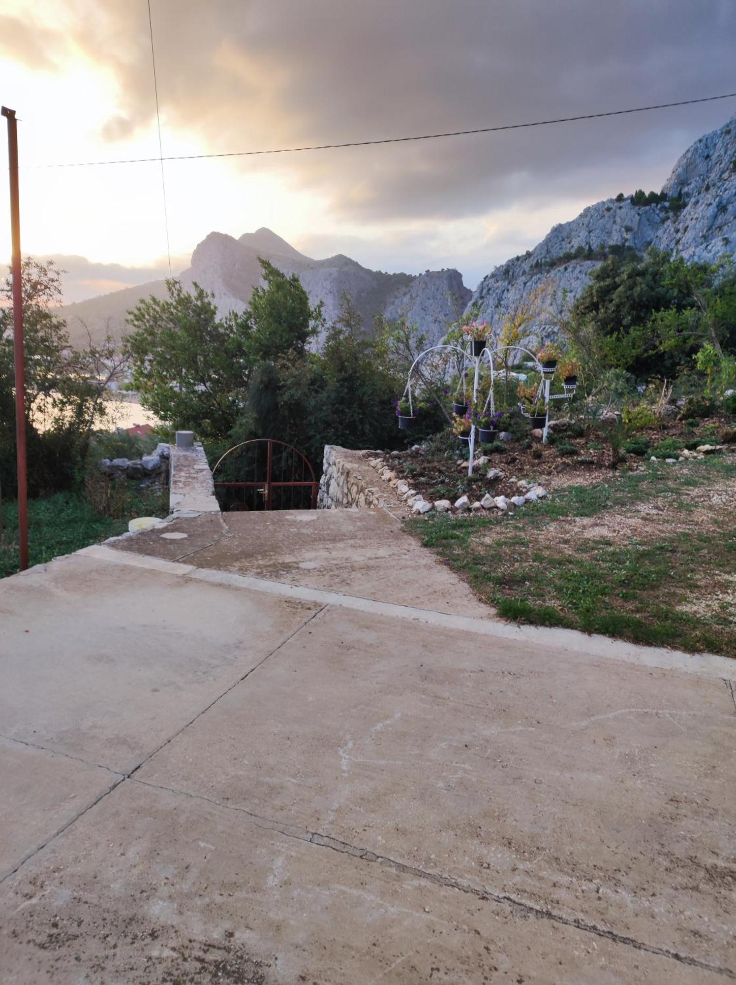 Apartment With 2 Balconies And Sea View Omiš Стая снимка